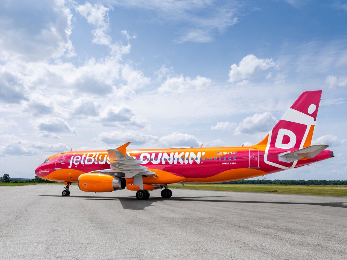 JetBlue Dunkin livery side view