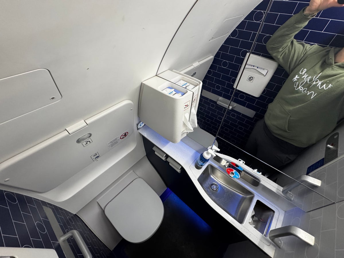 JetBlue Mint A321XLR BOS MAD lavatory