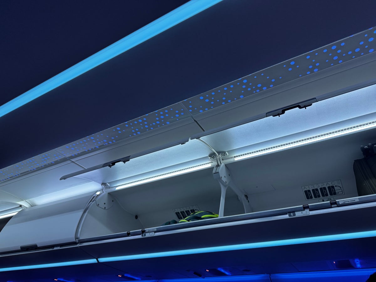 JetBlue Mint A321XLR BOS MAD overhead bins