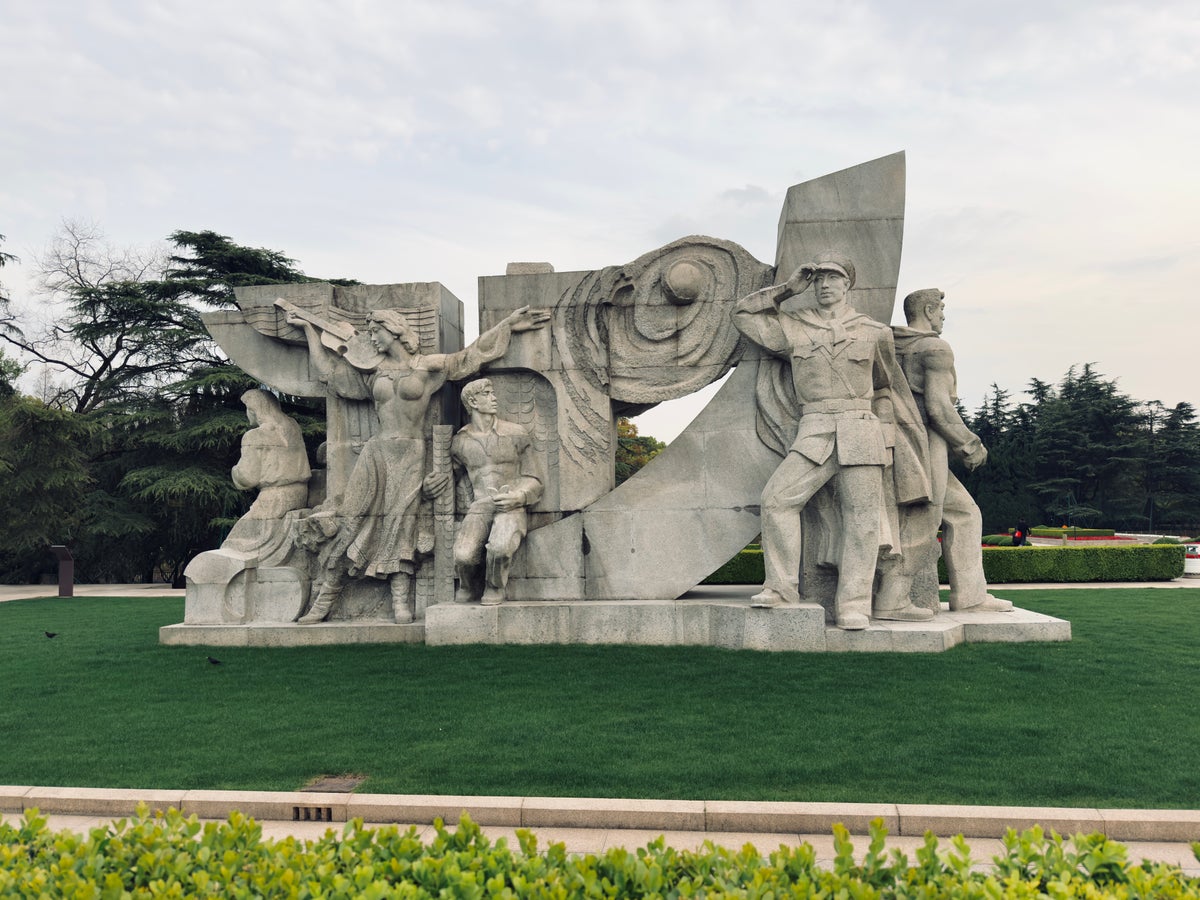 Longhua Martyr statue