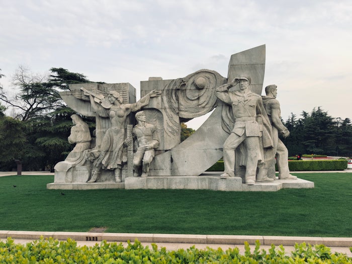 Longhua Martyr statue