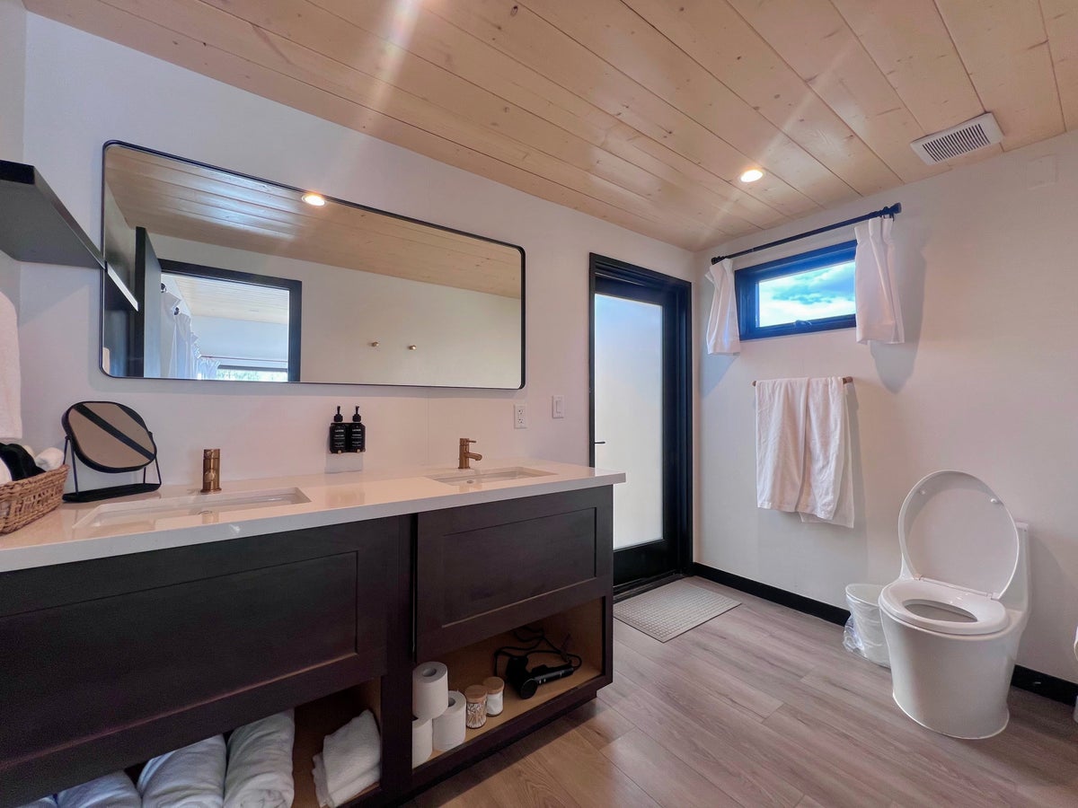 Ofland Escalante Deluxe Cabin bathroom 