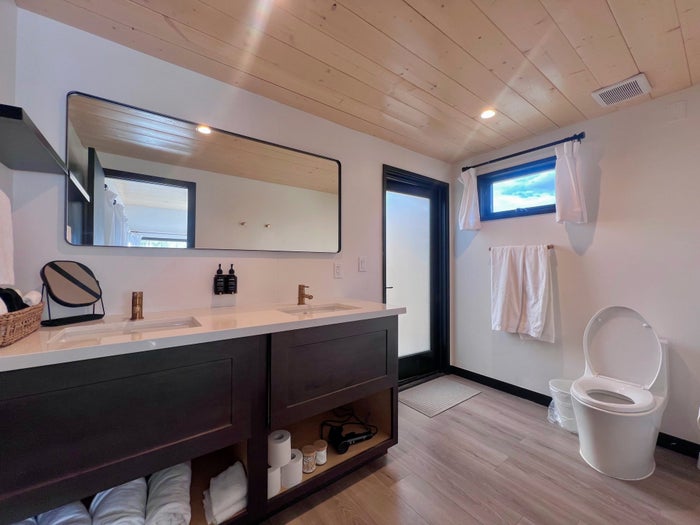 Ofland Escalante Deluxe Cabin bathroom 