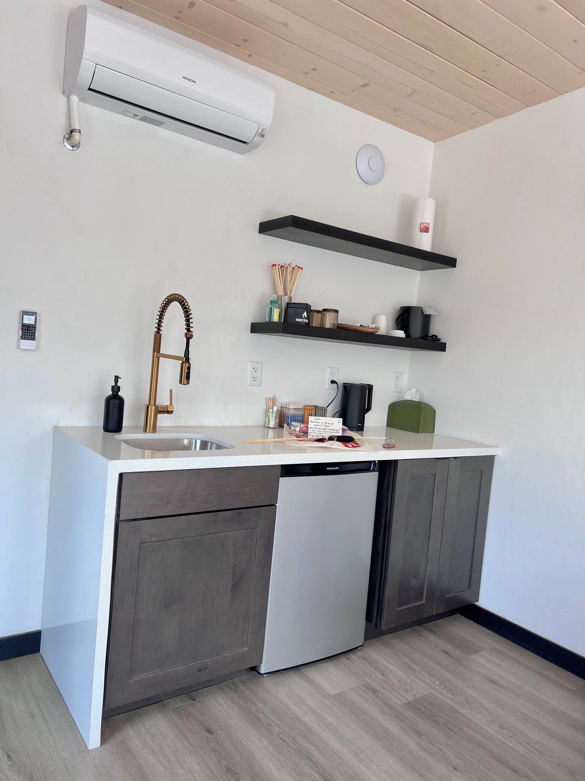 Ofland Escalante Deluxe Cabin kitchenette 