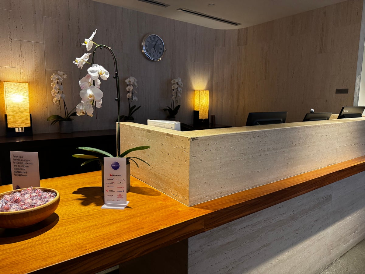 Oneworld Lounge LAX concierge desk