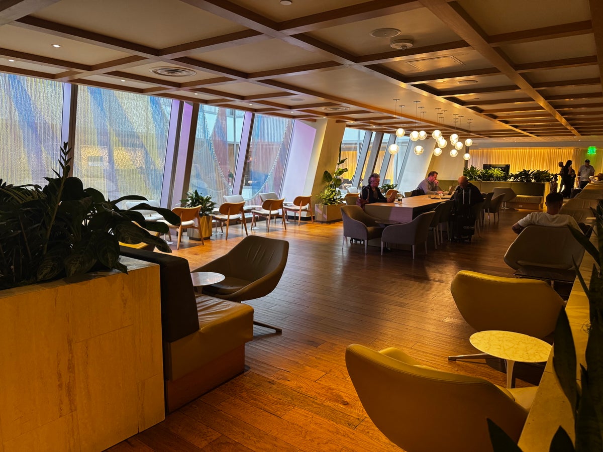 Oneworld Lounge LAX open seating