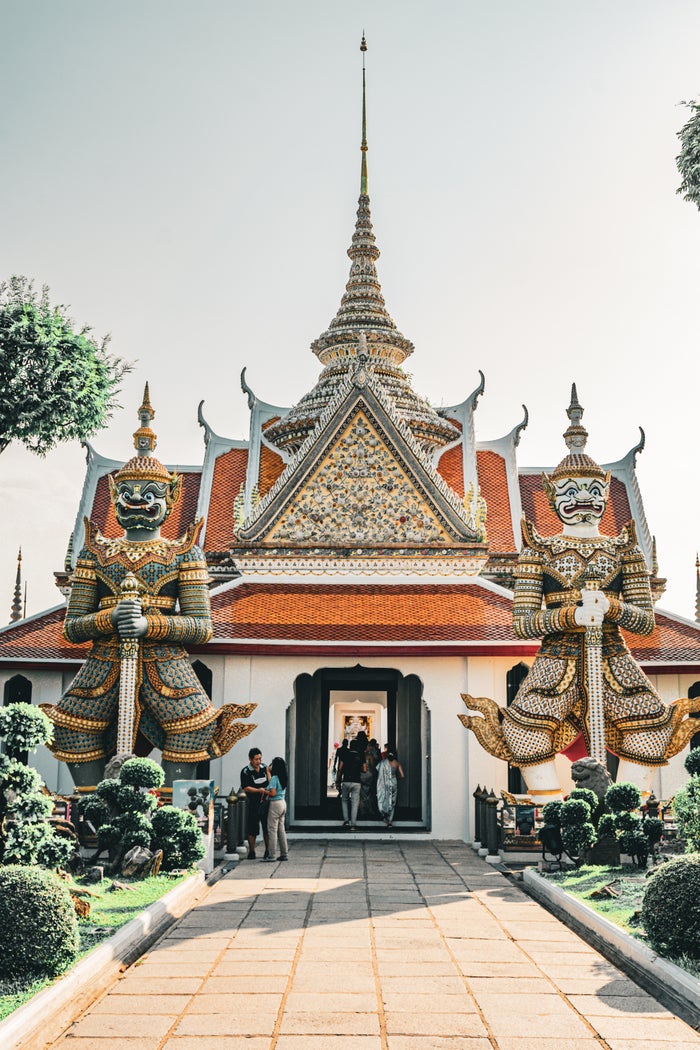 Wat Arun Bangkok statues