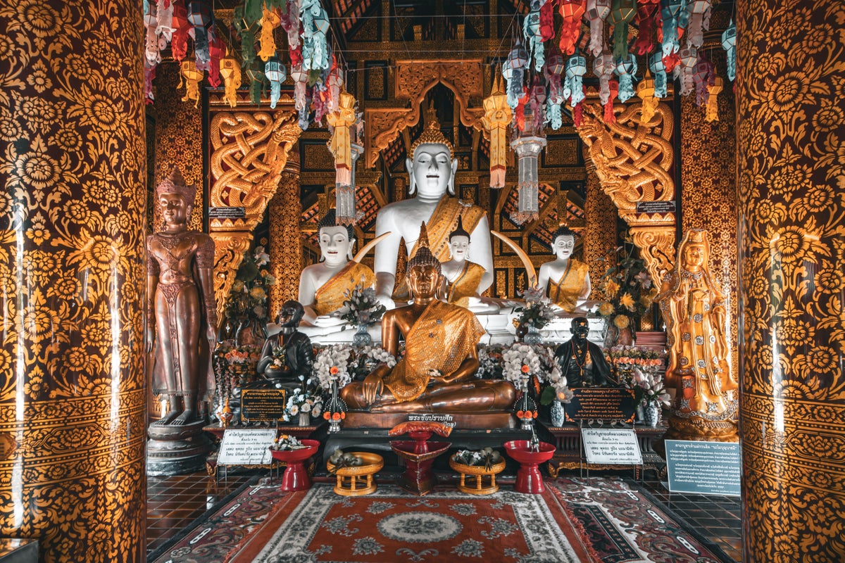Wat Inthakhin Sadue Muang Buddha statues