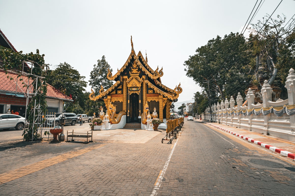 Wat Inthakhin Sadue Muang exterior