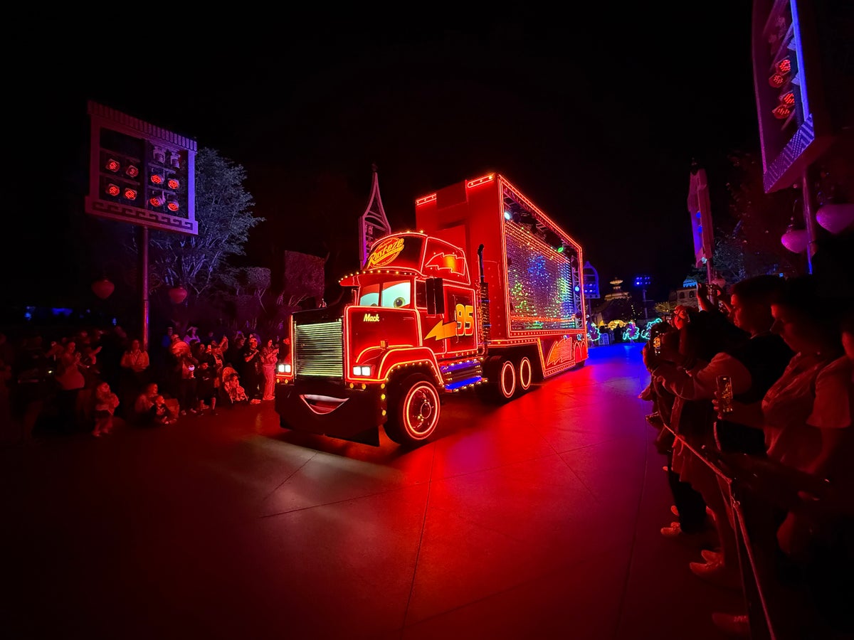 paint the night parade disneyland 70