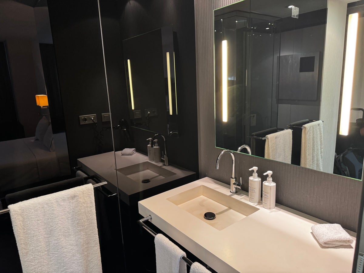 AC Hotel Murcia bathroom