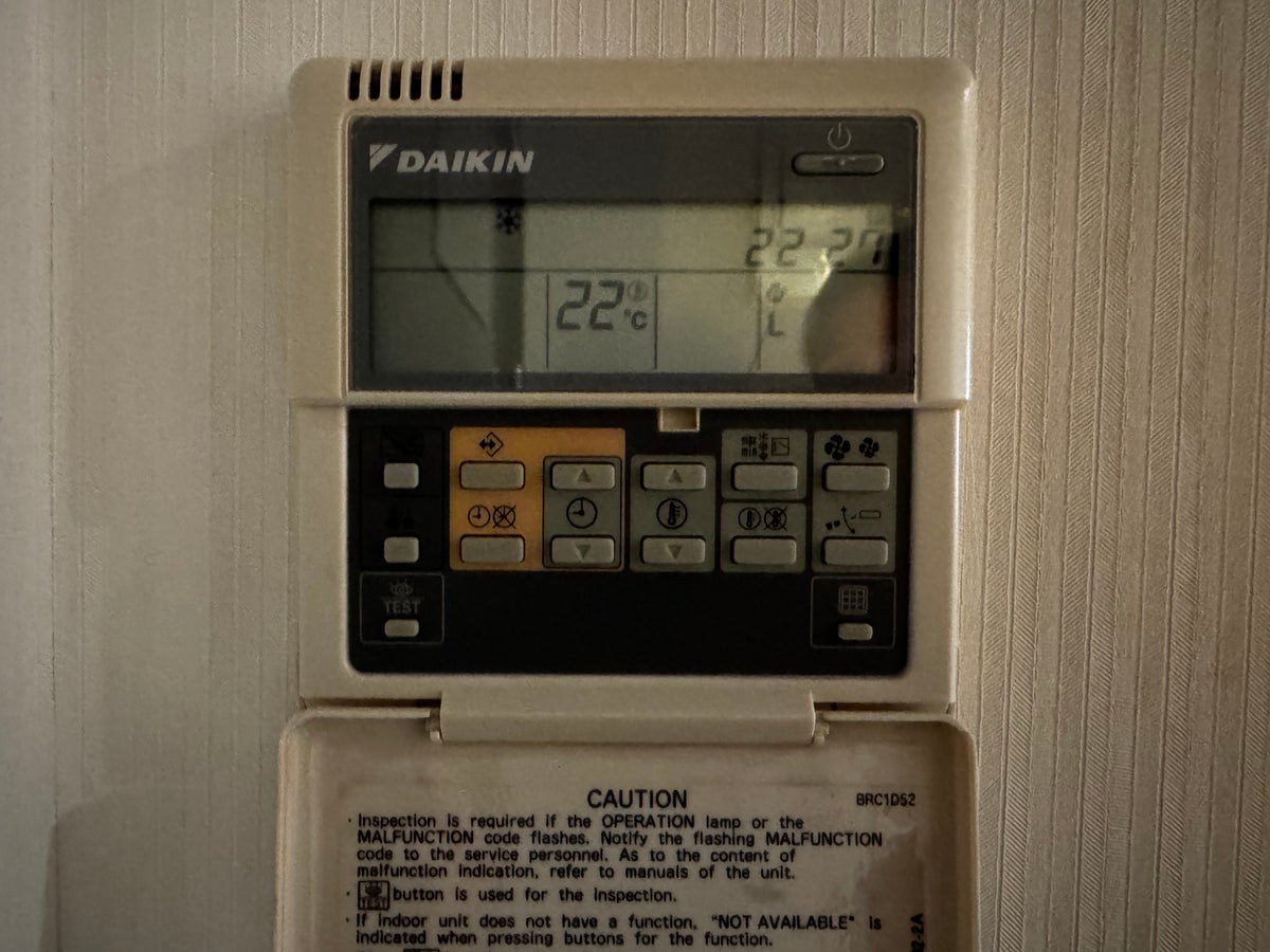 AC Hotel Murcia bedroom thermostat