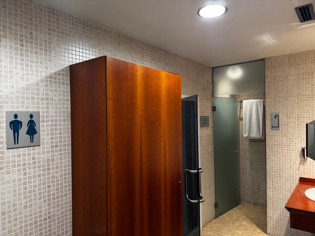 AC Hotel Murcia gym bathroom