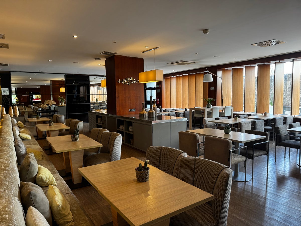 AC Hotel Murcia restaurant seating