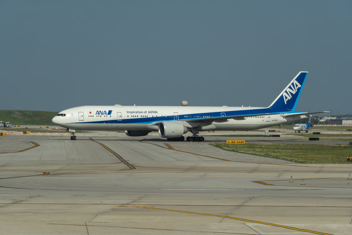 ANA 777 300er at ORD
