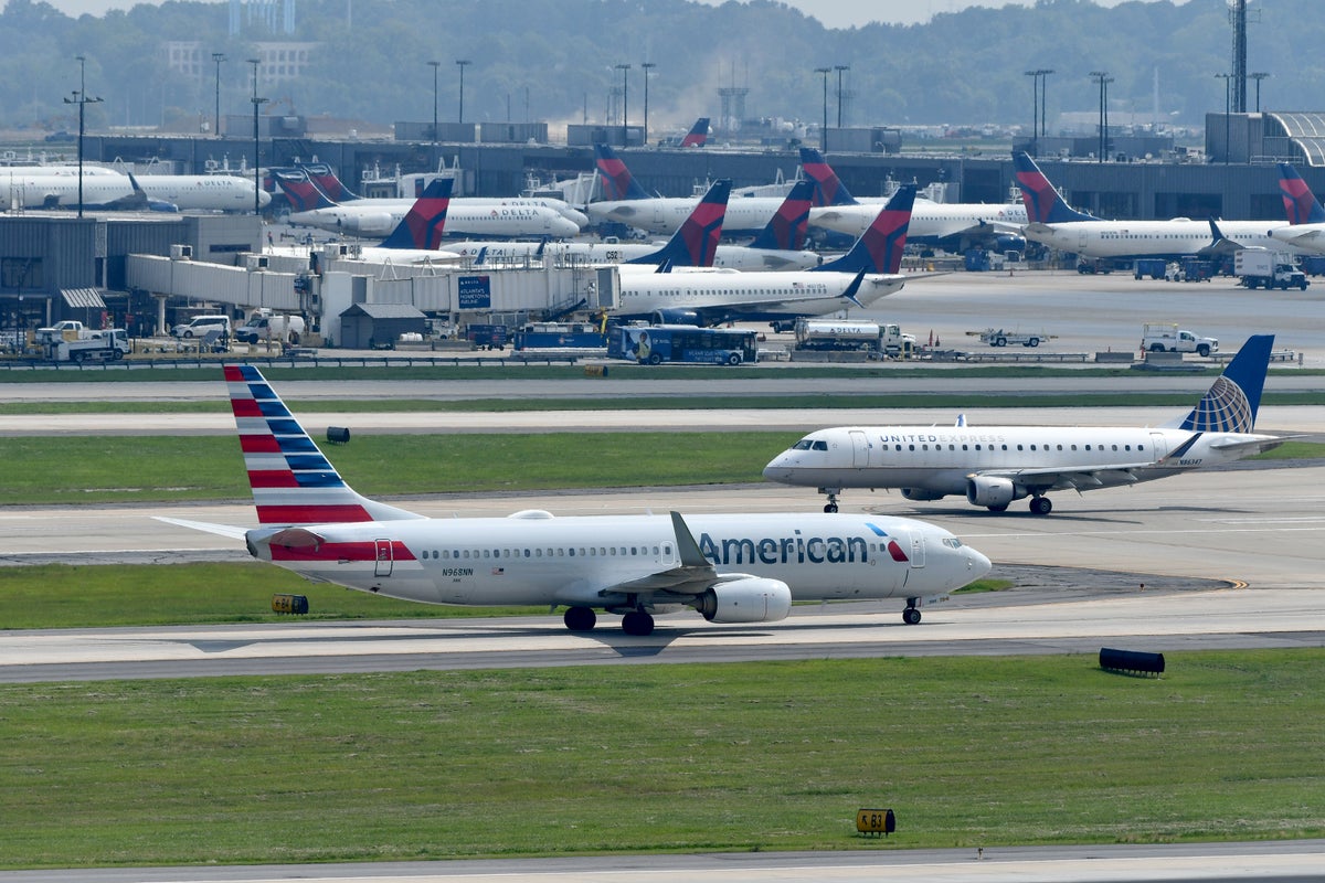 American Airlines B737 800 Taxiing ATL United Express E175