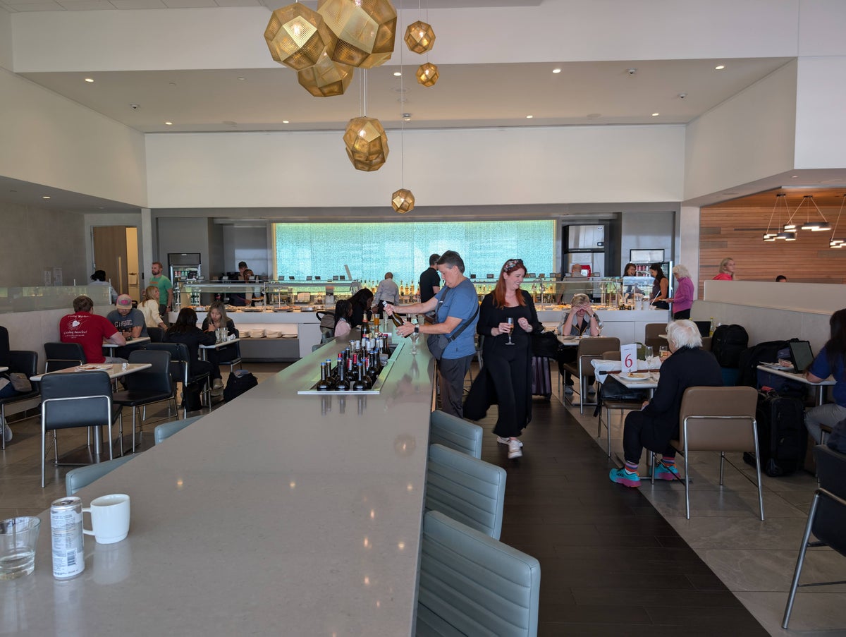 American Airlines Flagship Lounge DFW buffet seating bar