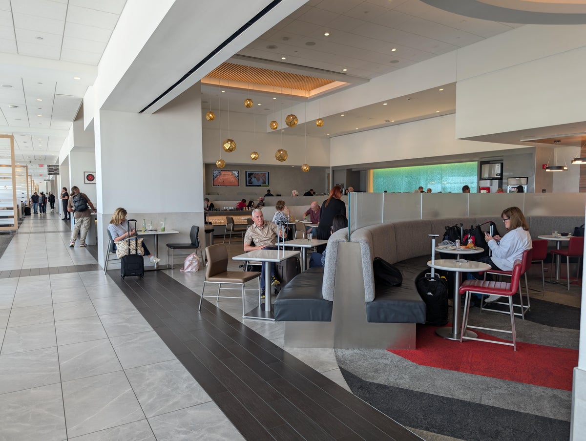 American Airlines Flagship Lounge DFW buffet seating