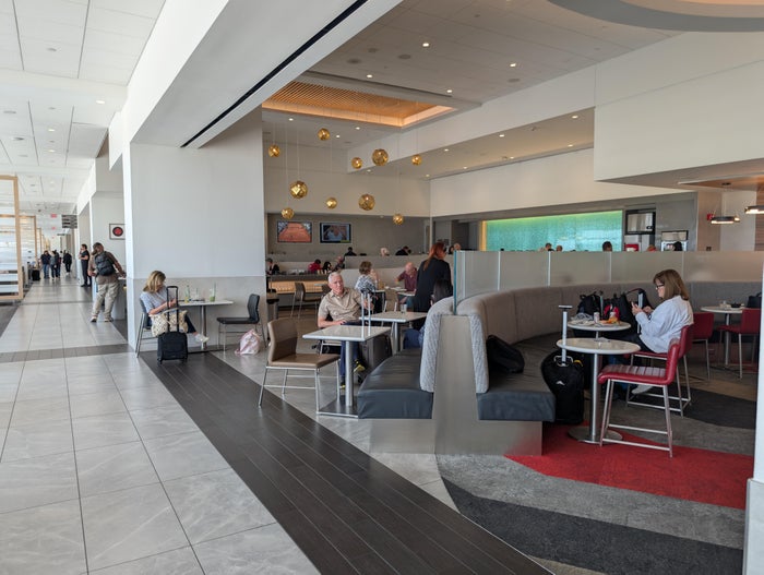 American Airlines Flagship Lounge at Dallas Fort Worth International Airport [Review]
