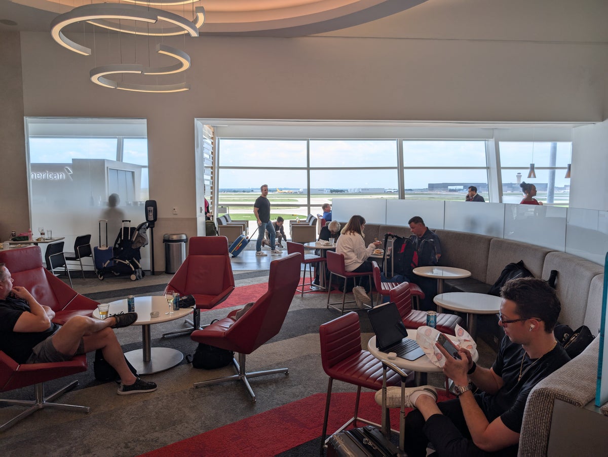 American Airlines Flagship Lounge DFW main buffet seating
