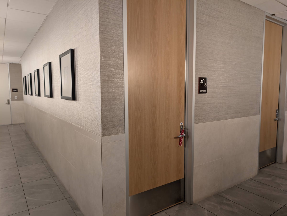 American Airlines Flagship Lounge DFW shower