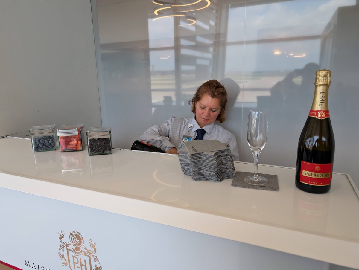 American Airlines Flagship Lounge DFW welcome drink