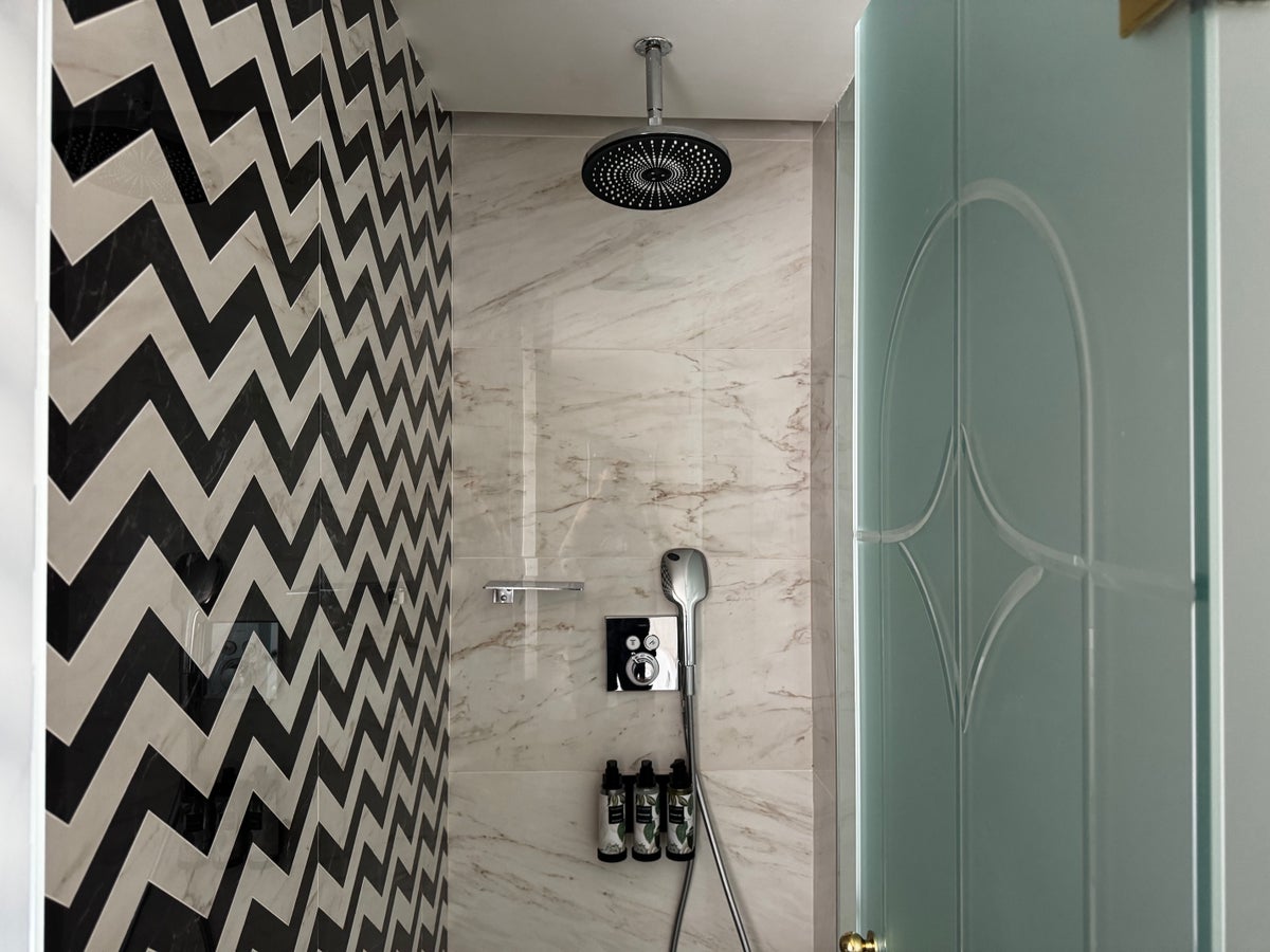 Barcelo Torre de Madrid shower