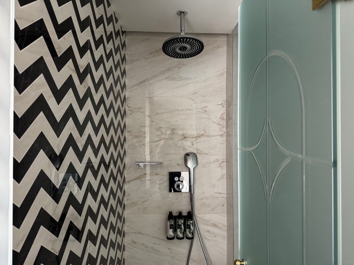 Barcelo Torre de Madrid shower