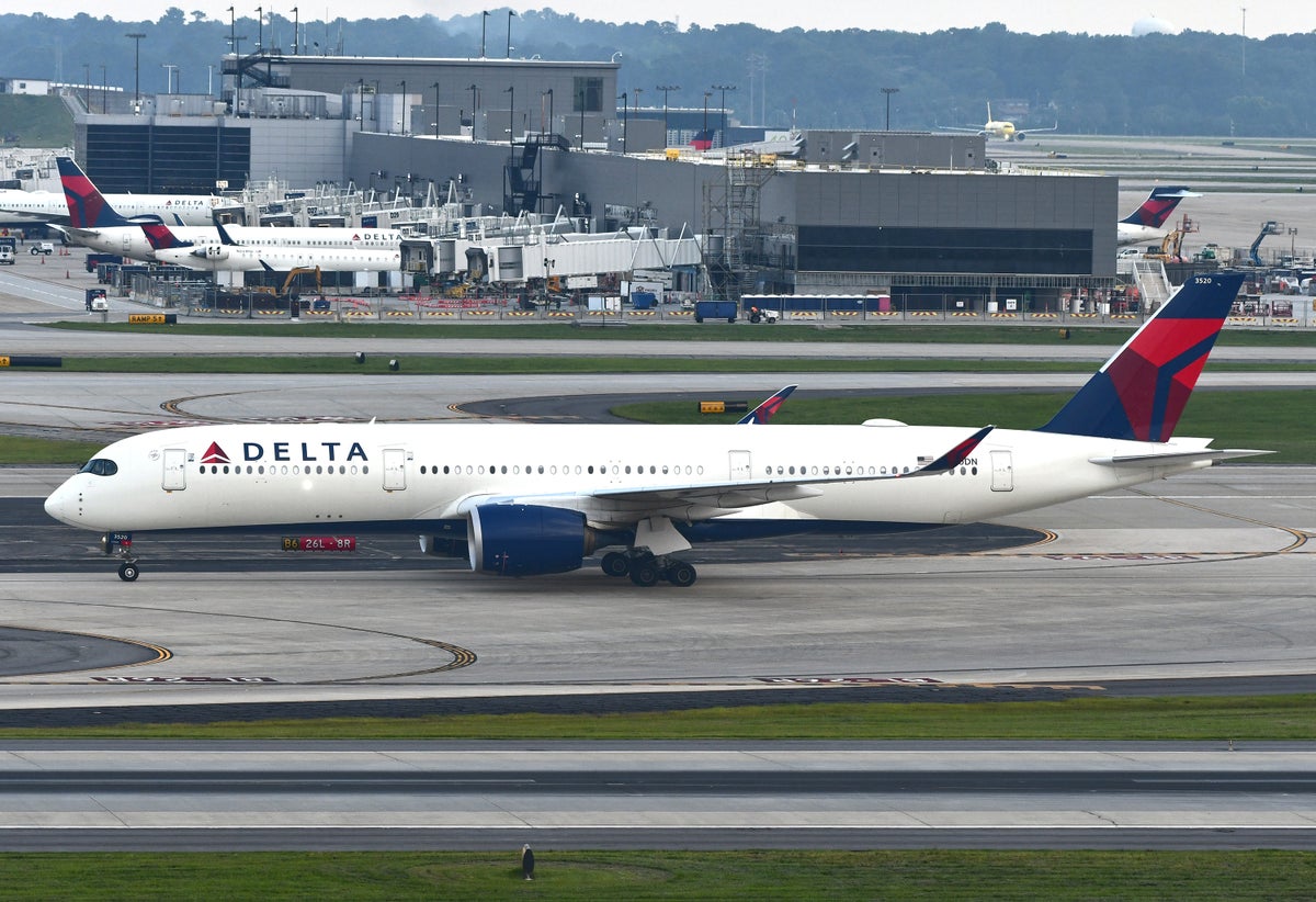 Delta A350 900 Taxiing ATL