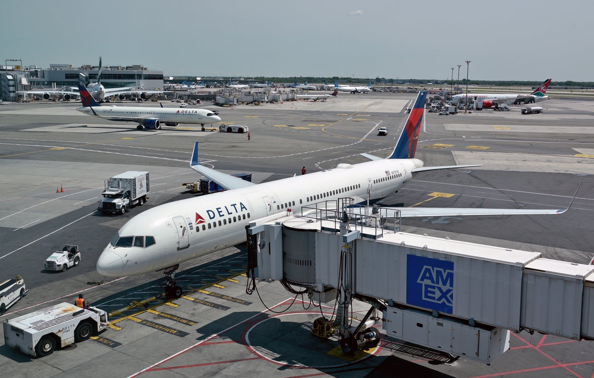 Earn 2,600 Delta SkyMiles and a $50 Gift Card With This New Promotion