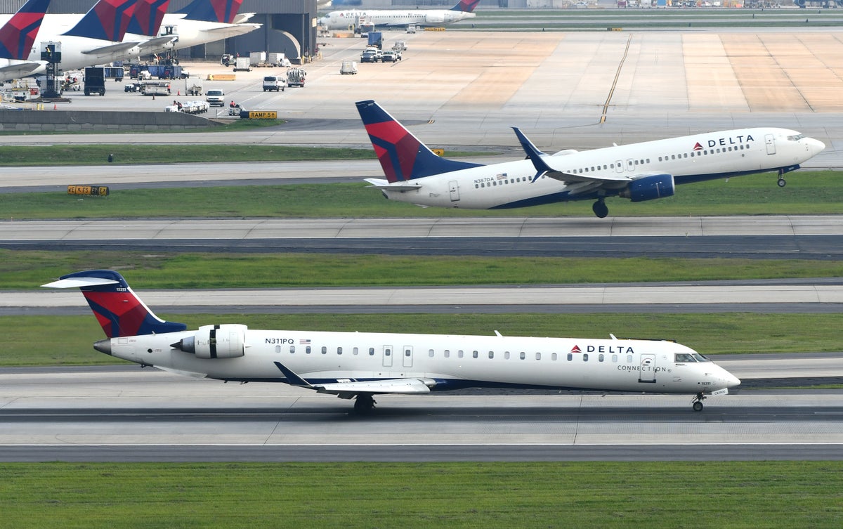 Delta Connection CRJ900 Delta B737 800 Takeoff
