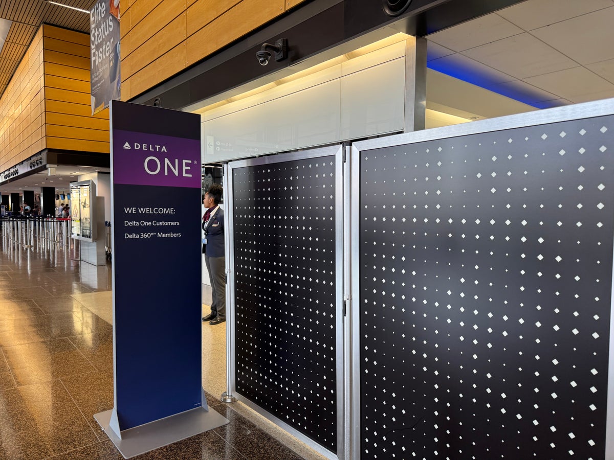 Delta One Lounge Check In SEA