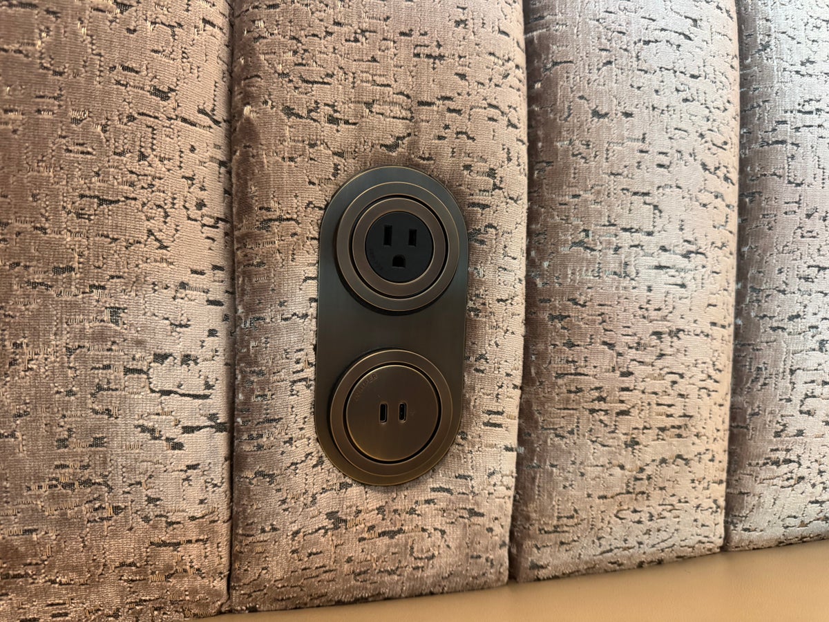 Delta One Lounge Outlets