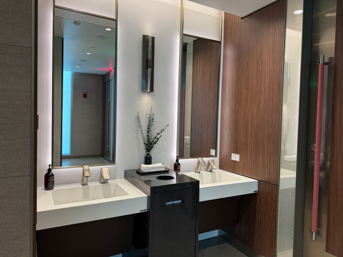 Delta One Lounge SEA Bathroom Sinks