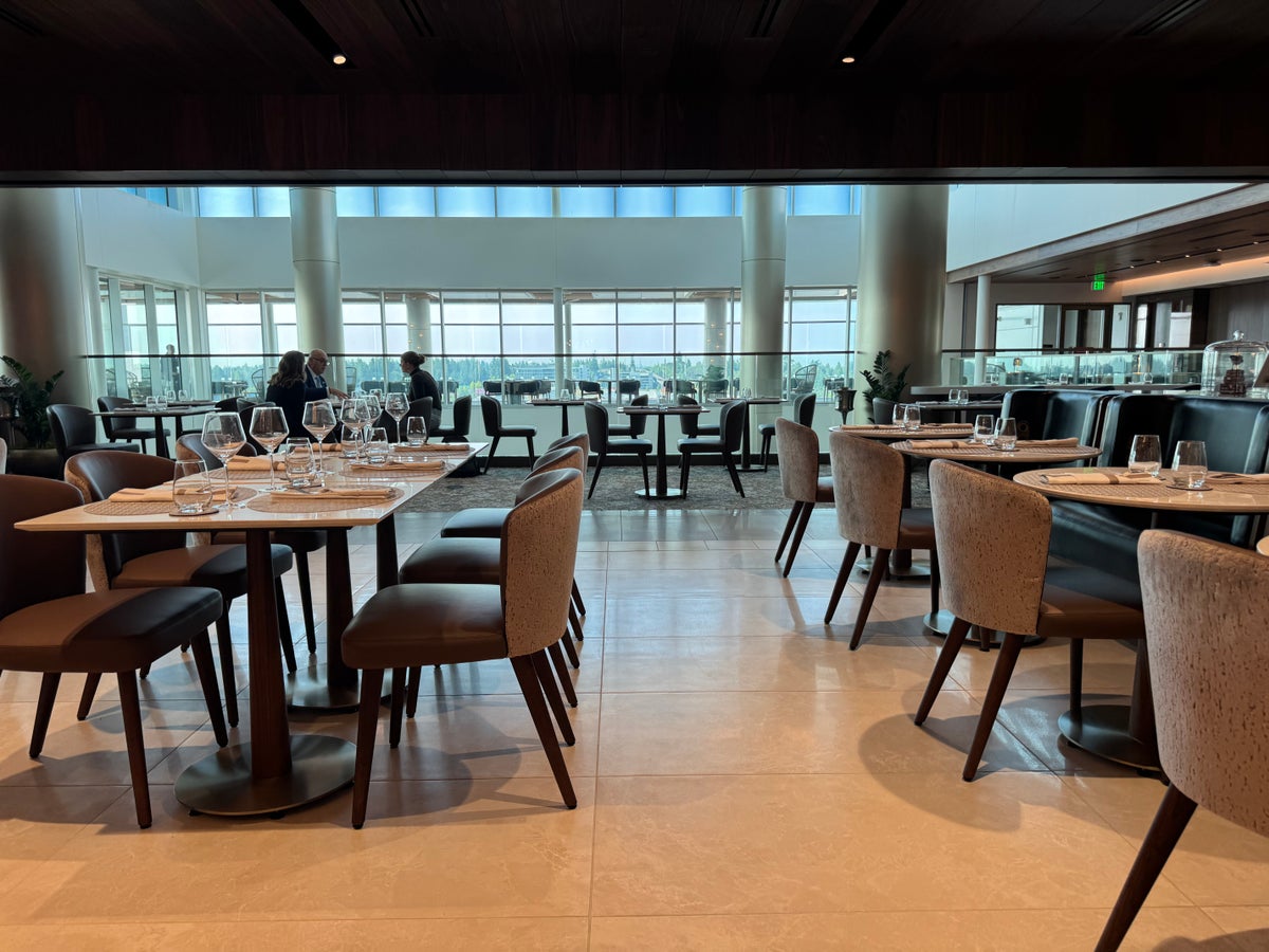 Delta One Lounge SEA Dining Floor