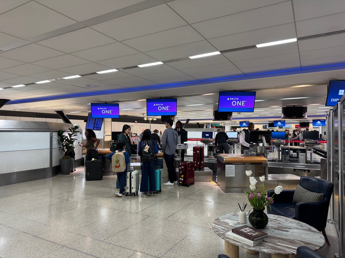 Delta One Lounge SEA Lanes