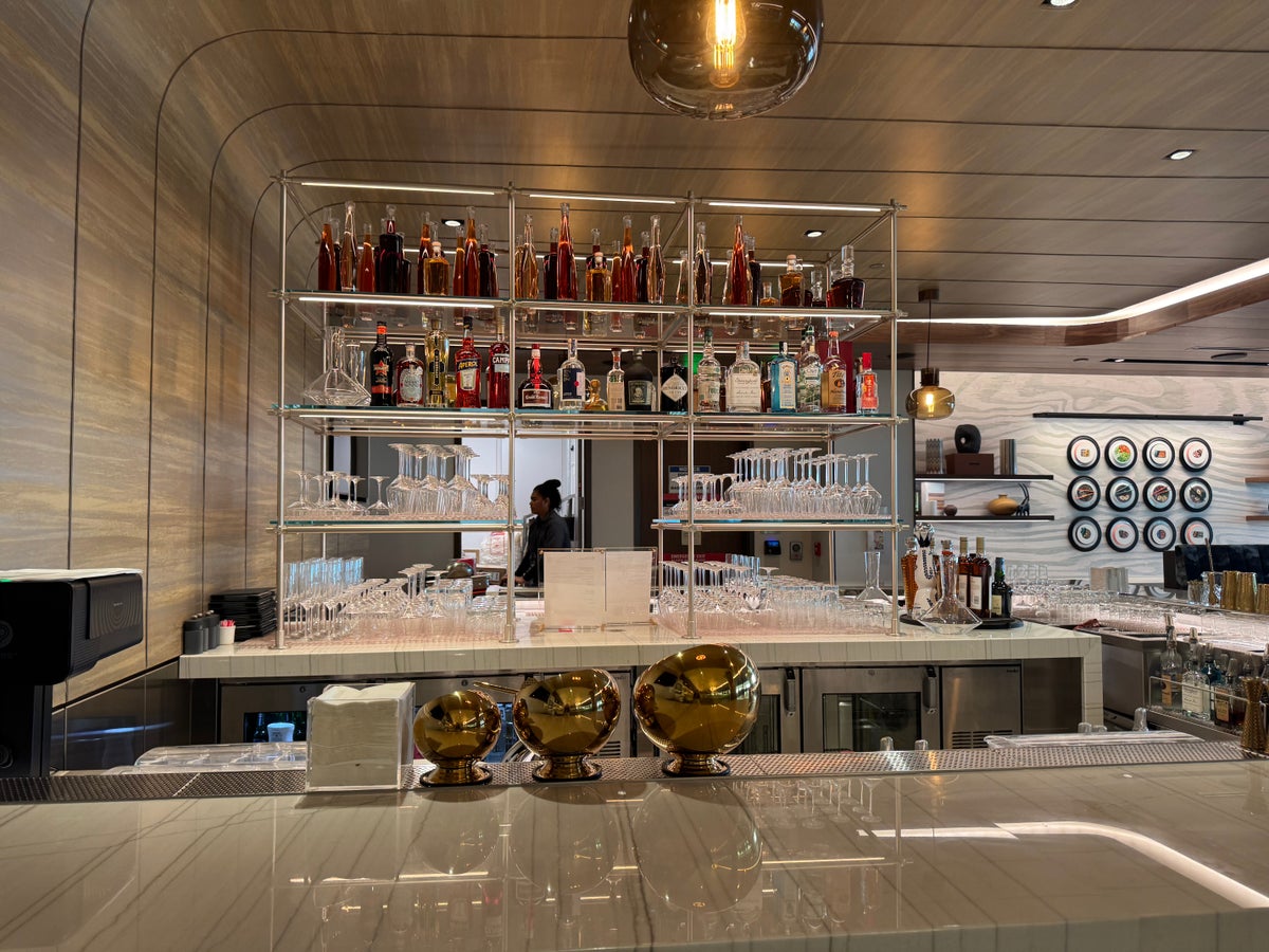 Delta One Lounge SEA Premium Bar