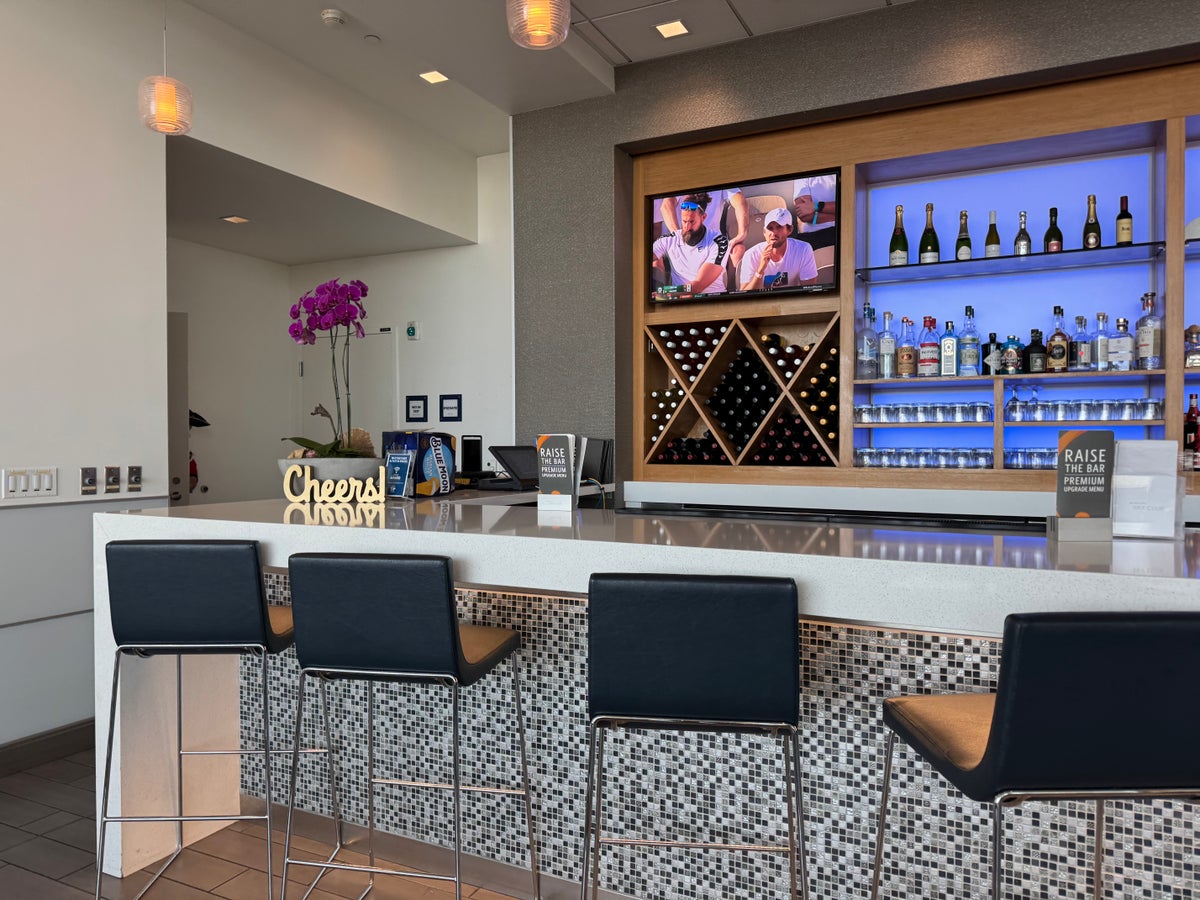 Delta Sky Club SFO Bar Alcohol