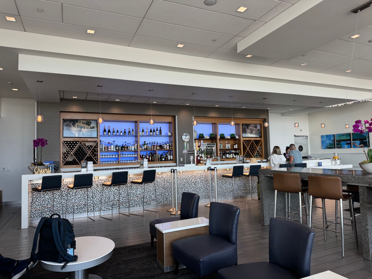 Delta Sky Club SFO Bar