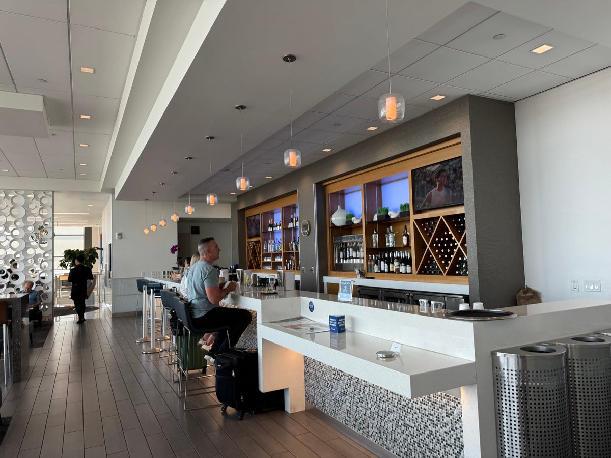 Delta Sky Club SFO Empty Bar