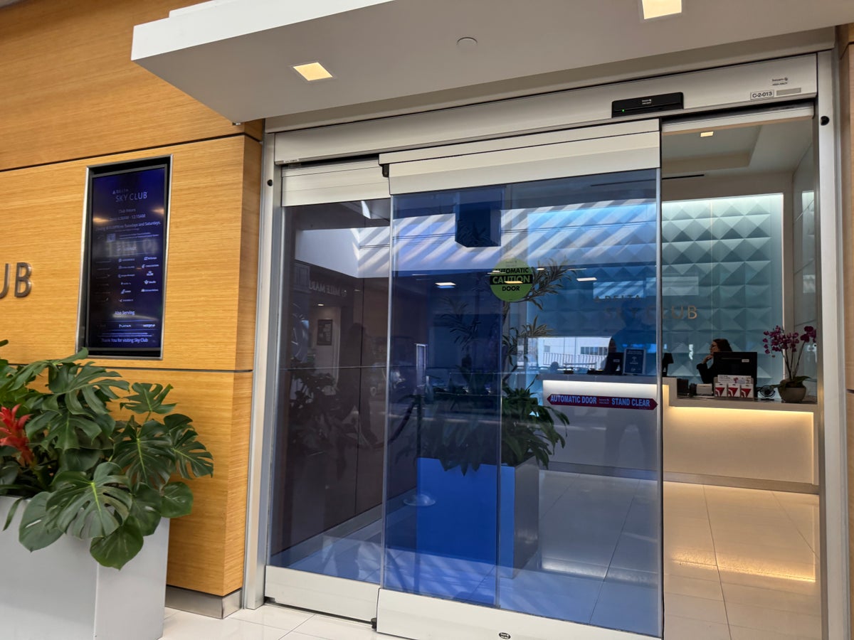 Delta Sky Club SFO Entrance