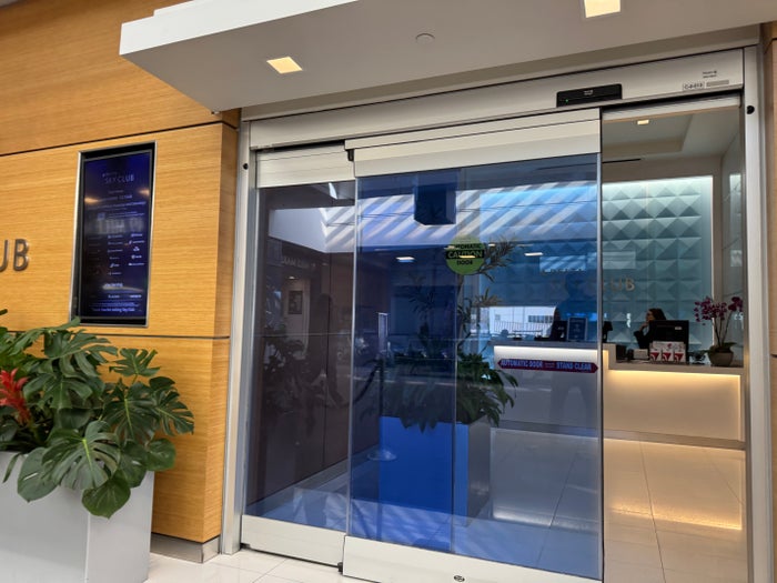 Delta Sky Club SFO Entrance