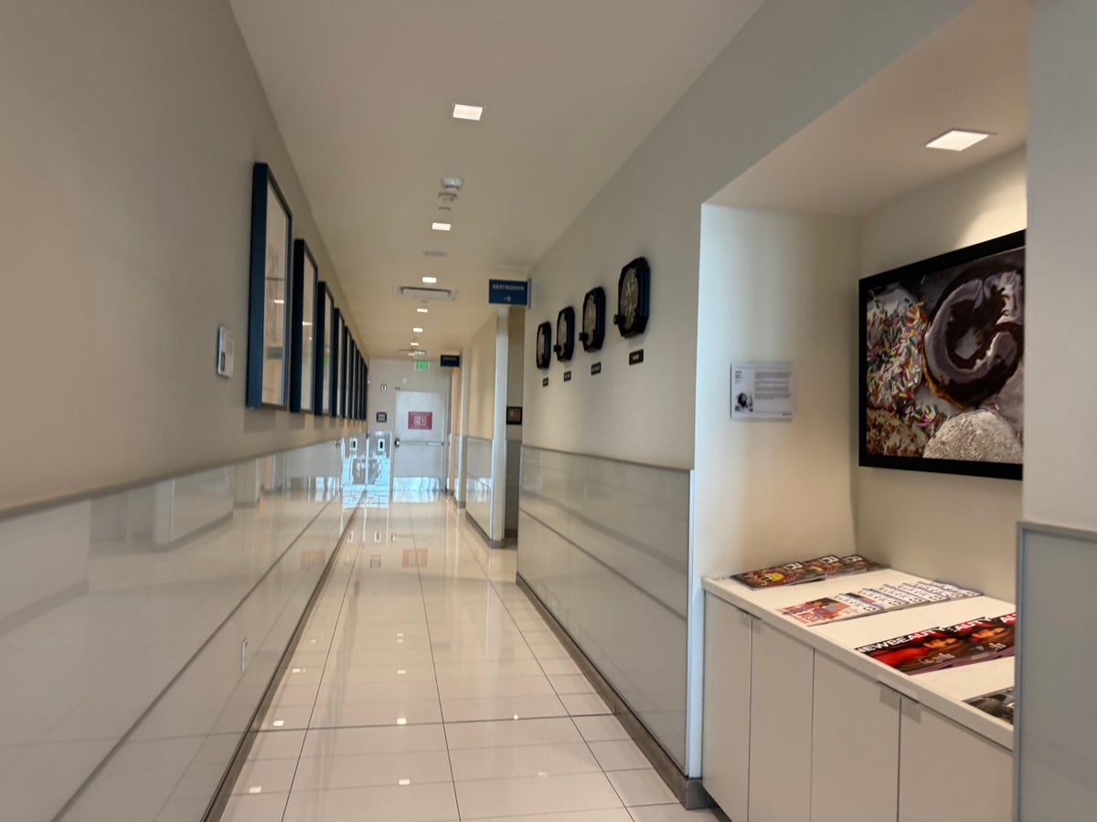 Delta Sky Club SFO Hallway