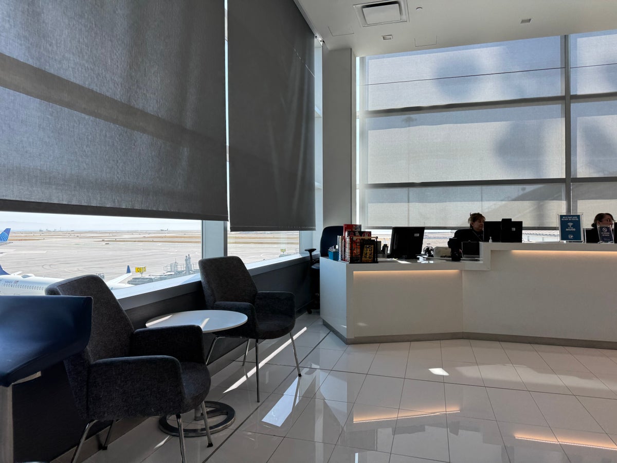 Delta Sky Club SFO Help Desk