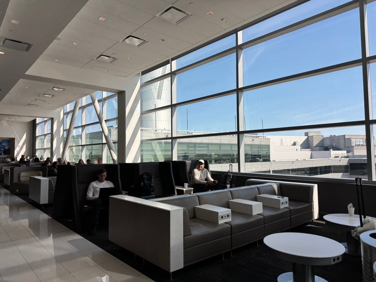 Delta Sky Club SFO Seating