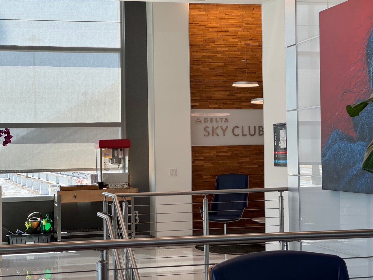 Delta Sky Club SFO Sign