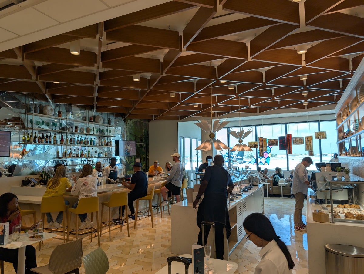 Escape Lounge FLL food and beverages bar and buffet