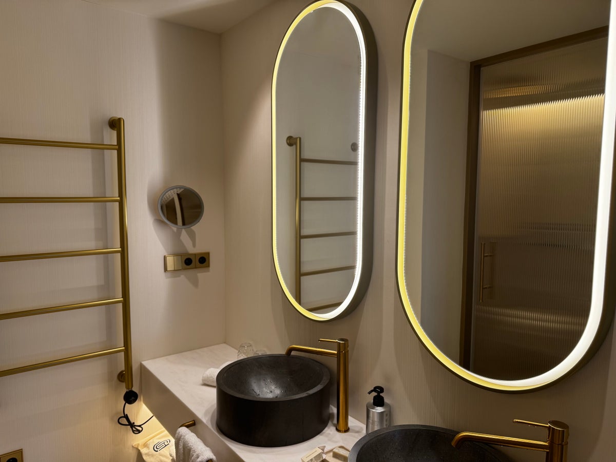 Grand Hotel Centenari Valencia Marriott Autograph Collection bathroom mirrors