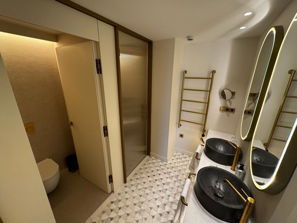 Grand Hotel Centenari Valencia Marriott Autograph Collection bathroom overview