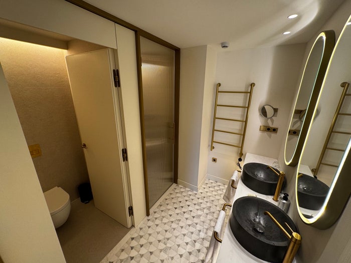 Grand Hotel Centenari Valencia Marriott Autograph Collection bathroom overview Grand Hotel Centenari Valencia Marriott Autograph Collection bathroom overview